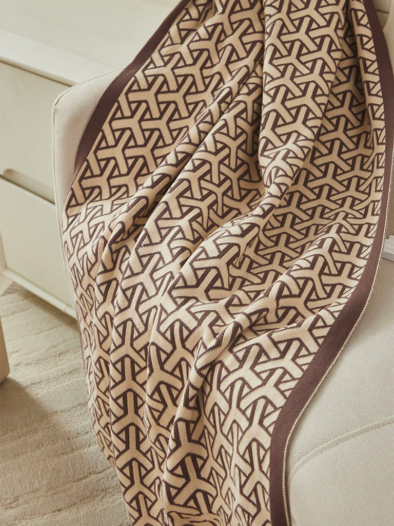 Plaid tricoté café, couverture canapé, jeté de lit, motif géométrique, doux polyester, modèle Nore - Marron 80 x 100 cm
