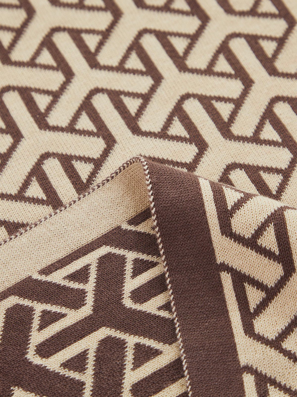 Plaid tricoté café, couverture canapé, jeté de lit, motif géométrique, doux polyester, modèle Nore - Marron 80 x 100 cm