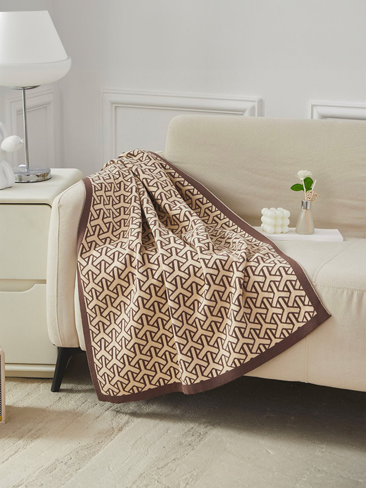 Plaid tricoté café, couverture canapé, jeté de lit, motif géométrique, doux polyester, modèle Nore - Marron 80 x 100 cm
