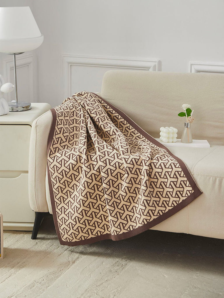 Plaid tricoté café, couverture canapé, jeté de lit, motif géométrique, doux polyester, modèle Nore - Marron 80 x 100 cm