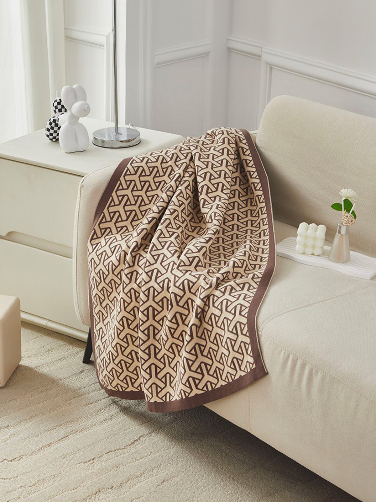 Plaid tricoté café, couverture canapé, jeté de lit, motif géométrique, doux polyester, modèle Nore - Marron 80 x 100 cm