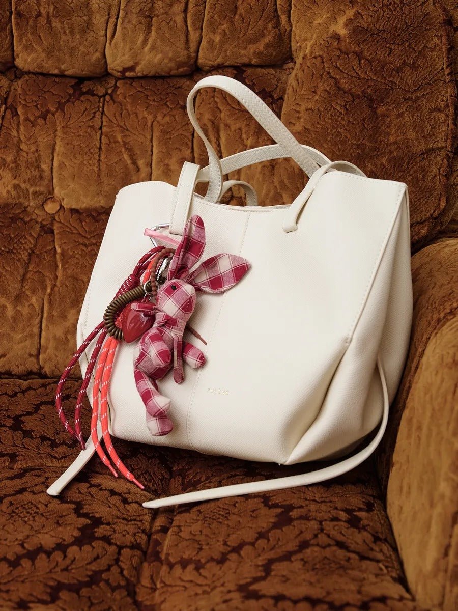 Porte - clés lapin tissu, cœur rouge, pompon sac, accessoire fantaisie, bijou de sac lapin rose, modèle Lapia - Rouge