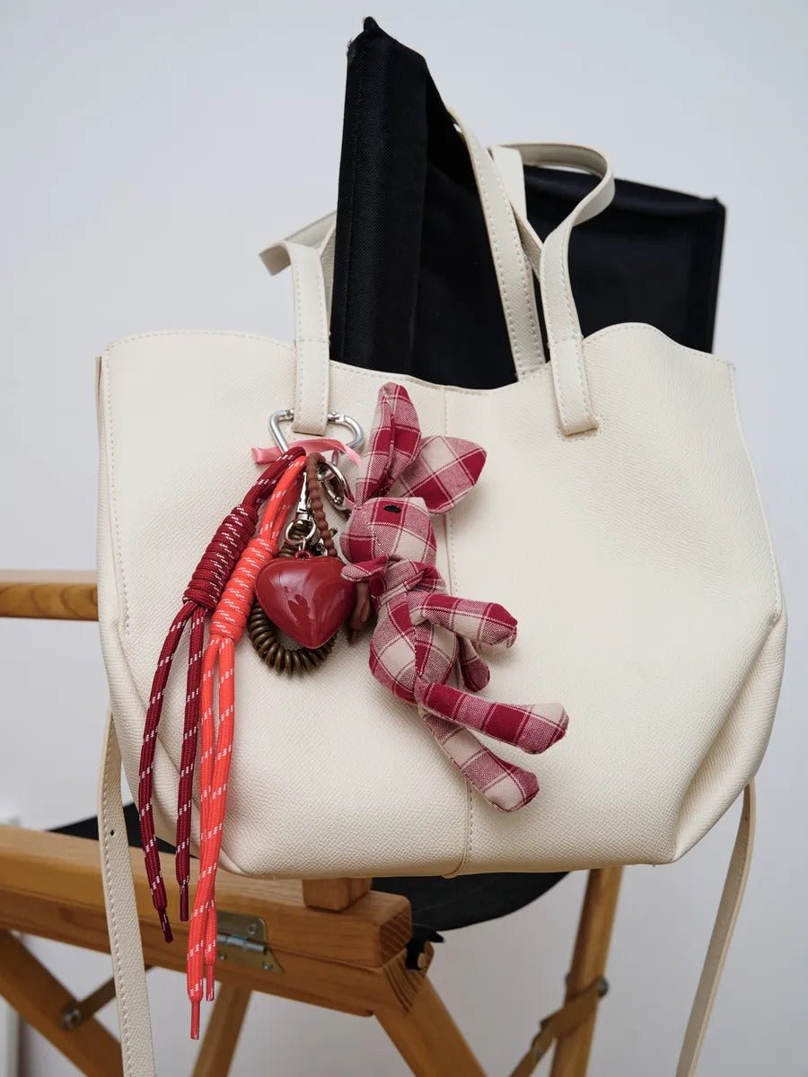 Porte - clés lapin tissu, cœur rouge, pompon sac, accessoire fantaisie, bijou de sac lapin rose, modèle Lapia - Rouge