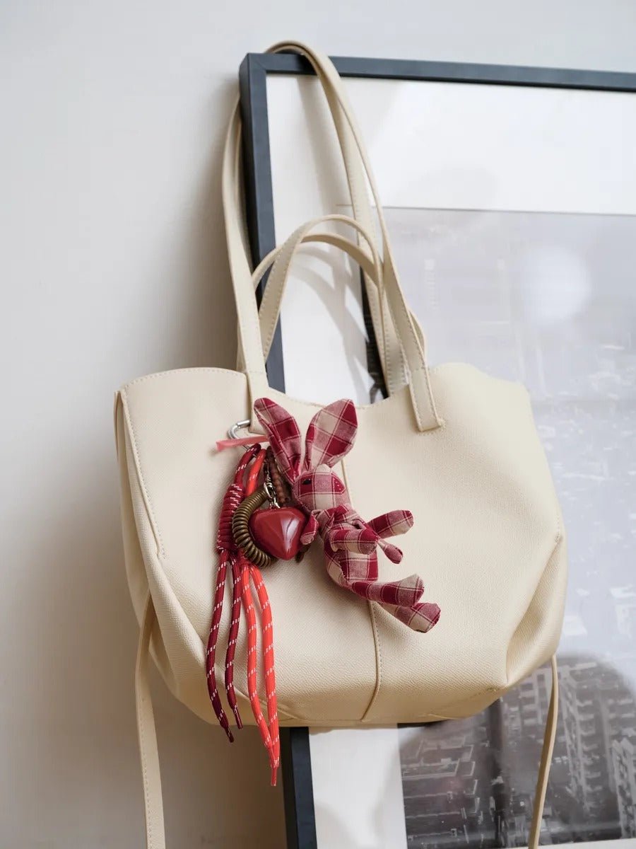 Porte - clés lapin tissu, cœur rouge, pompon sac, accessoire fantaisie, bijou de sac lapin rose, modèle Lapia - Rouge