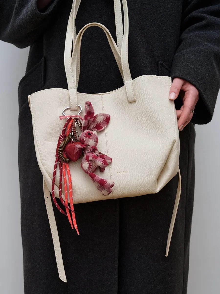 Porte - clés lapin tissu, cœur rouge, pompon sac, accessoire fantaisie, bijou de sac lapin rose, modèle Lapia - Rouge