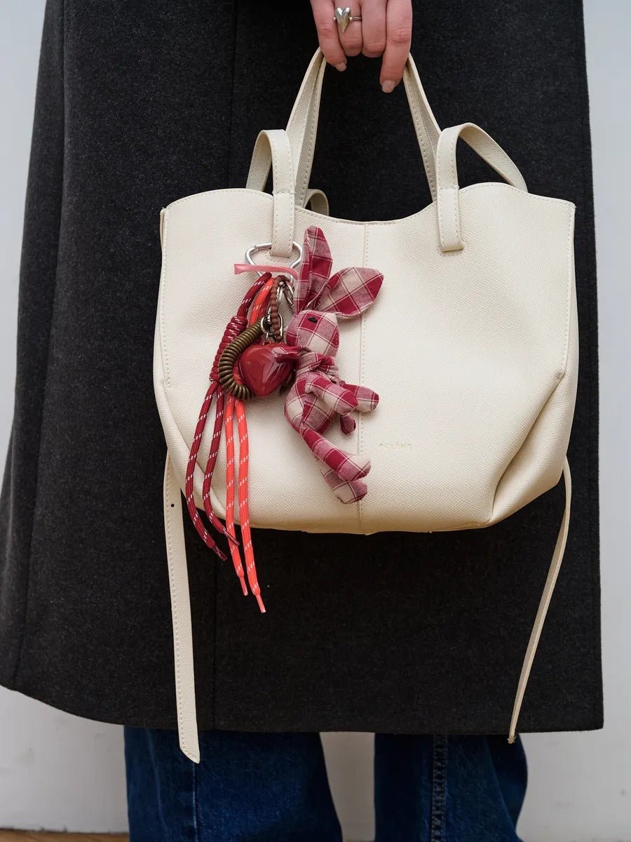 Porte - clés lapin tissu, cœur rouge, pompon sac, accessoire fantaisie, bijou de sac lapin rose, modèle Lapia - Rouge