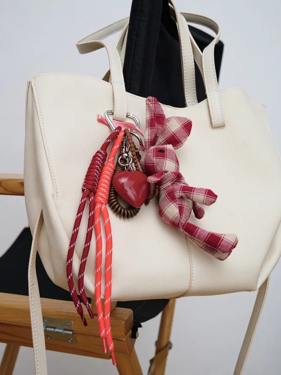Porte - clés lapin tissu, cœur rouge, pompon sac, accessoire fantaisie, bijou de sac lapin rose, modèle Lapia - Rouge