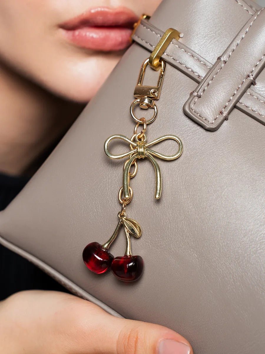 Porte - clés sac cerise, bijou sac à main, breloque fruit rouge, accessoire sac fantaisie, pendentif sac doré, modèle Céria - Rouge