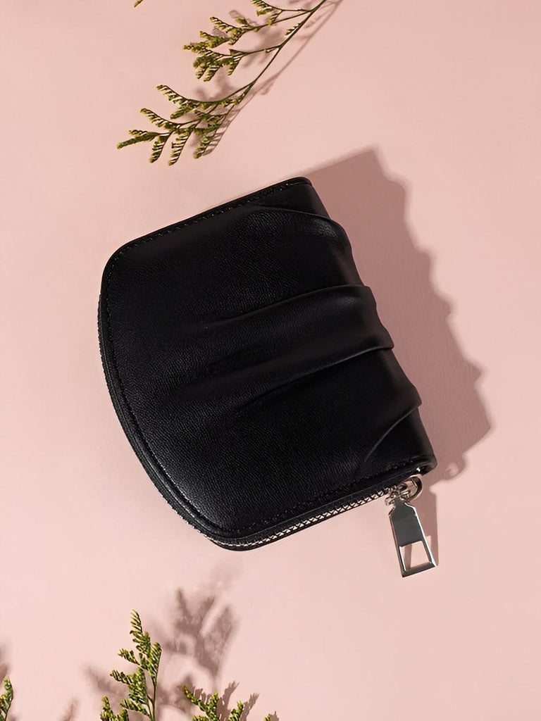 Portefeuille compact femme, fermeture zippée, simili vegan, petit format pratique, design plissé chic, modèle Simone - Porte - feuille - Noir