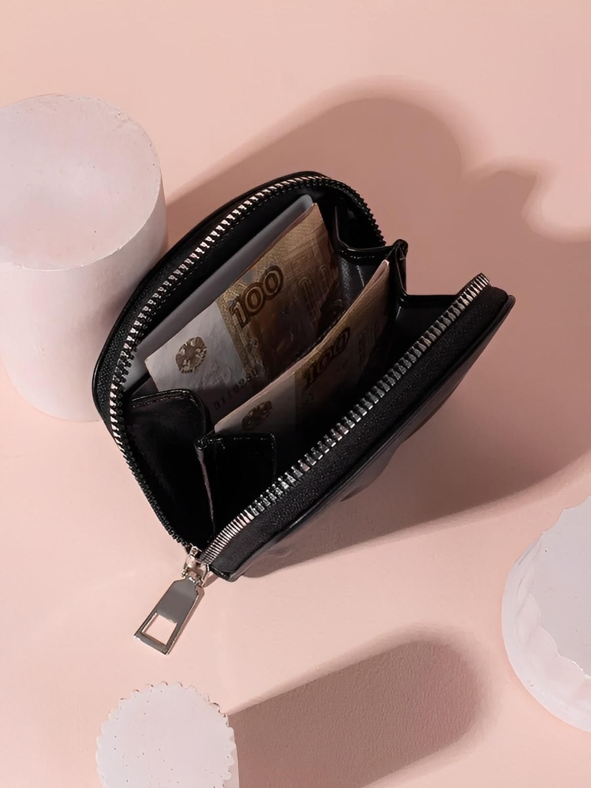 Portefeuille compact femme, fermeture zippée, simili vegan, petit format pratique, design plissé chic, modèle Simone - Porte - feuille - Noir