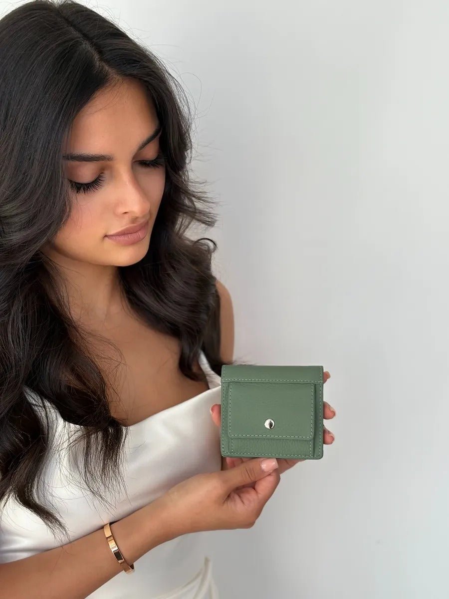 Portefeuille cuir femme compact, porte - cartes intégré, fermeture bouton pression, design pliable, anti - RFID, modèle Suzette - Porte - feuille - Vert