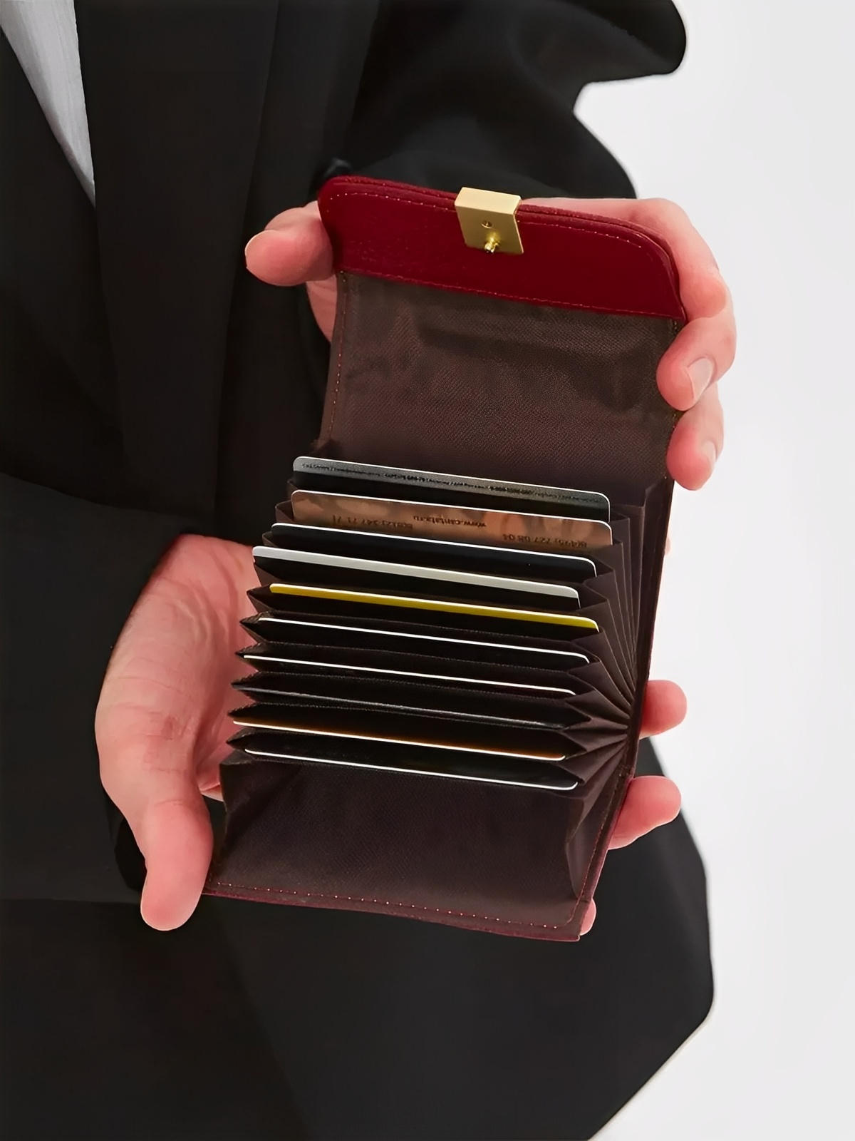 Portefeuille femme compact cuir grainé, porte - cartes sécurisé, format mini, bouton - pression doré, rangement accordéon, modèle Judith - Porte - feuille - Bordeaux