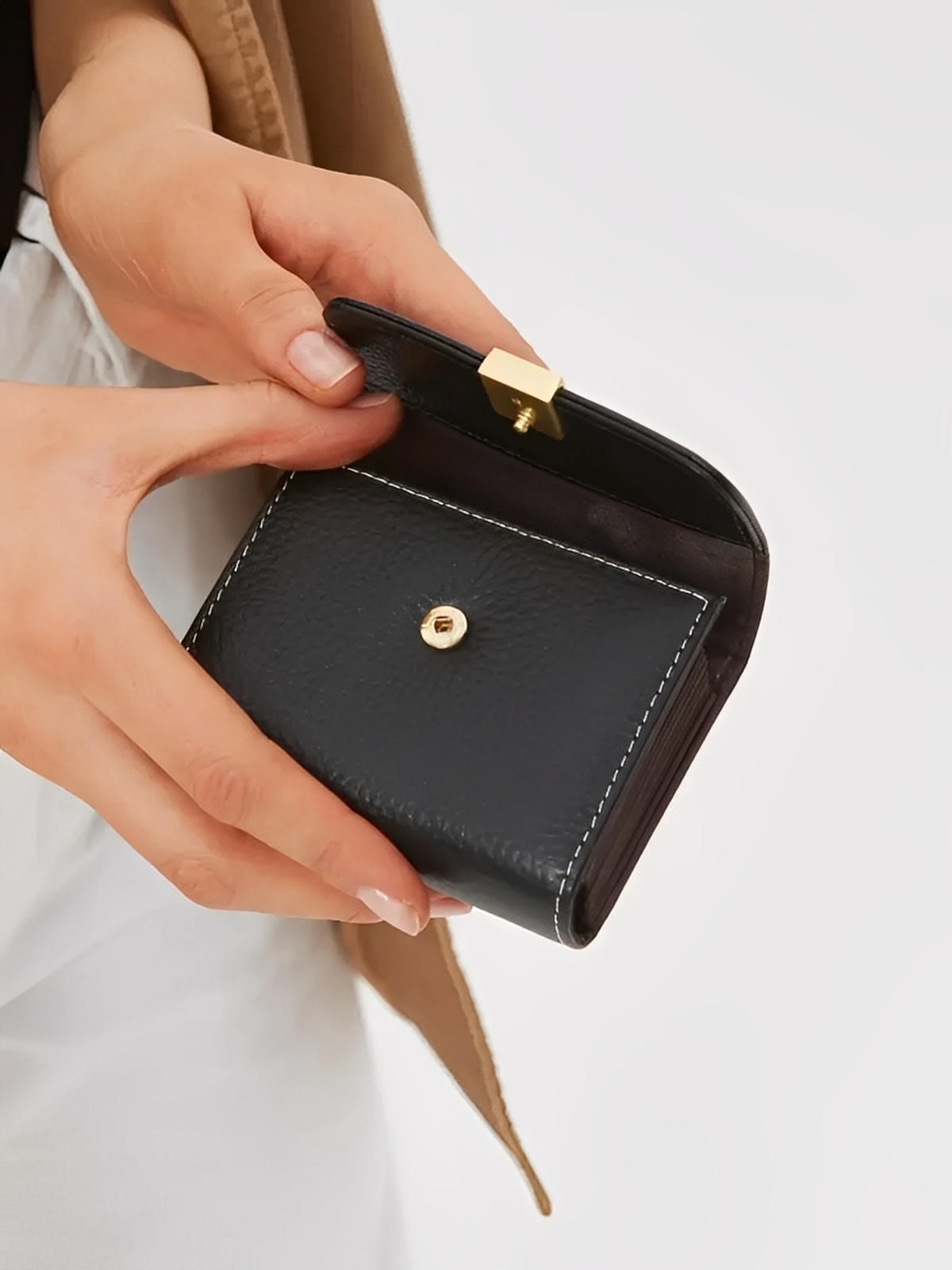 Portefeuille femme compact cuir grainé, porte - cartes sécurisé, format mini, bouton - pression doré, rangement accordéon, modèle Judith - Porte - feuille - Noir