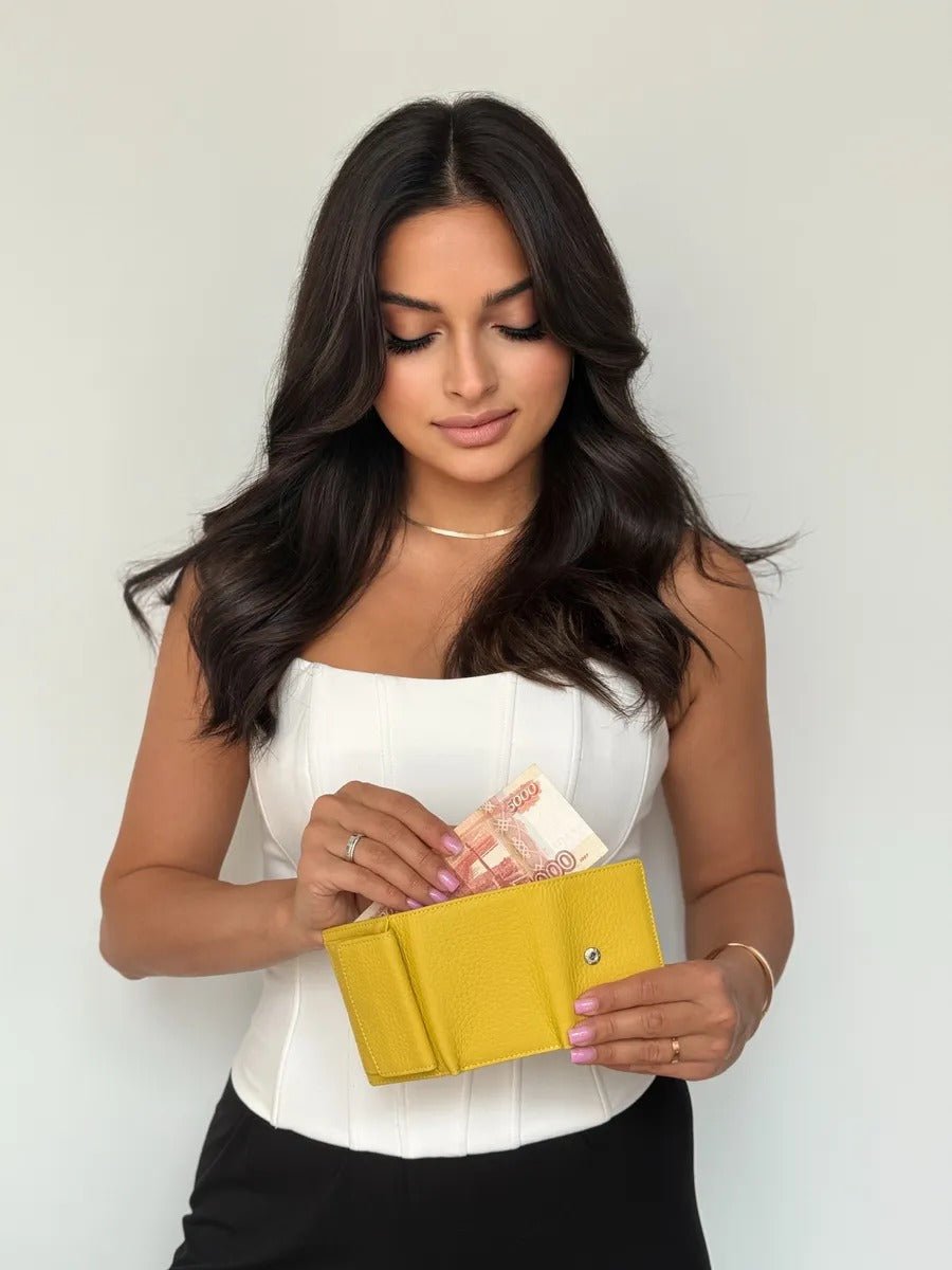 Portefeuille femme compact cuir grainé, protection RFID, porte - cartes pratique, format mini, porte - monnaie intégré, modèle Nadine - Porte - feuille - Jaune