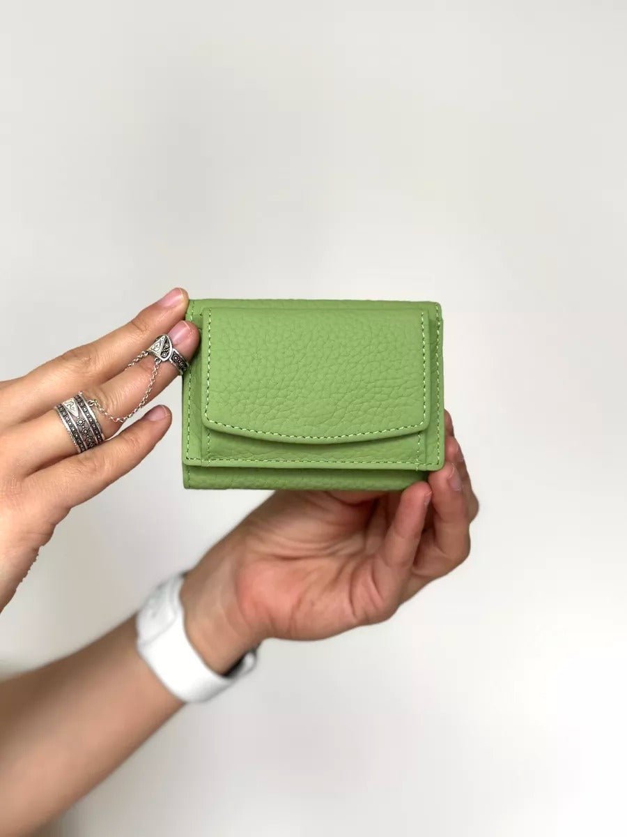 Portefeuille femme compact cuir grainé, protection RFID, porte - cartes pratique, format mini, porte - monnaie intégré, modèle Nadine - Porte - feuille - Vert clair