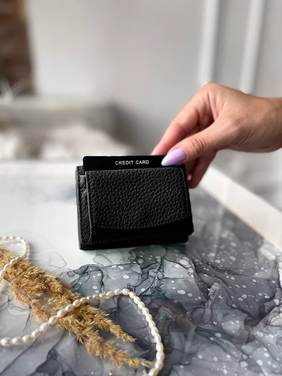 Portefeuille femme compact cuir grainé, protection RFID, porte - cartes pratique, format mini, porte - monnaie intégré, modèle Nadine - Porte - feuille - Noir