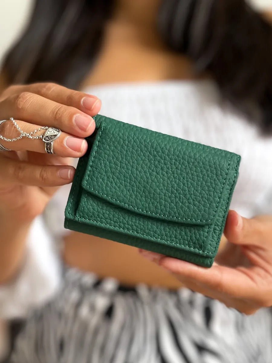 Portefeuille femme compact cuir grainé, protection RFID, porte - cartes pratique, format mini, porte - monnaie intégré, modèle Nadine - Porte - feuille - Vert