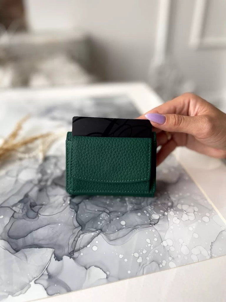 Portefeuille femme compact cuir grainé, protection RFID, porte - cartes pratique, format mini, porte - monnaie intégré, modèle Nadine - Porte - feuille - Vert