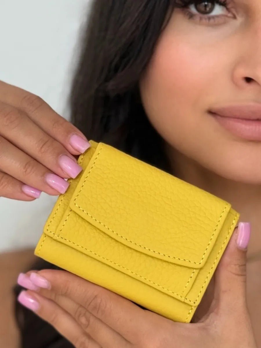 Portefeuille femme compact cuir grainé, protection RFID, porte - cartes pratique, format mini, porte - monnaie intégré, modèle Nadine - Porte - feuille - Jaune