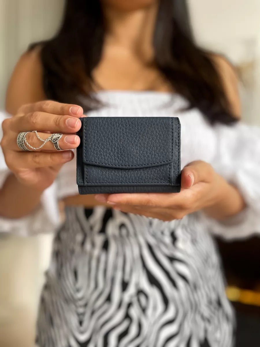 Portefeuille femme compact cuir grainé, protection RFID, porte - cartes pratique, format mini, porte - monnaie intégré, modèle Nadine - Porte - feuille - Bleu marine