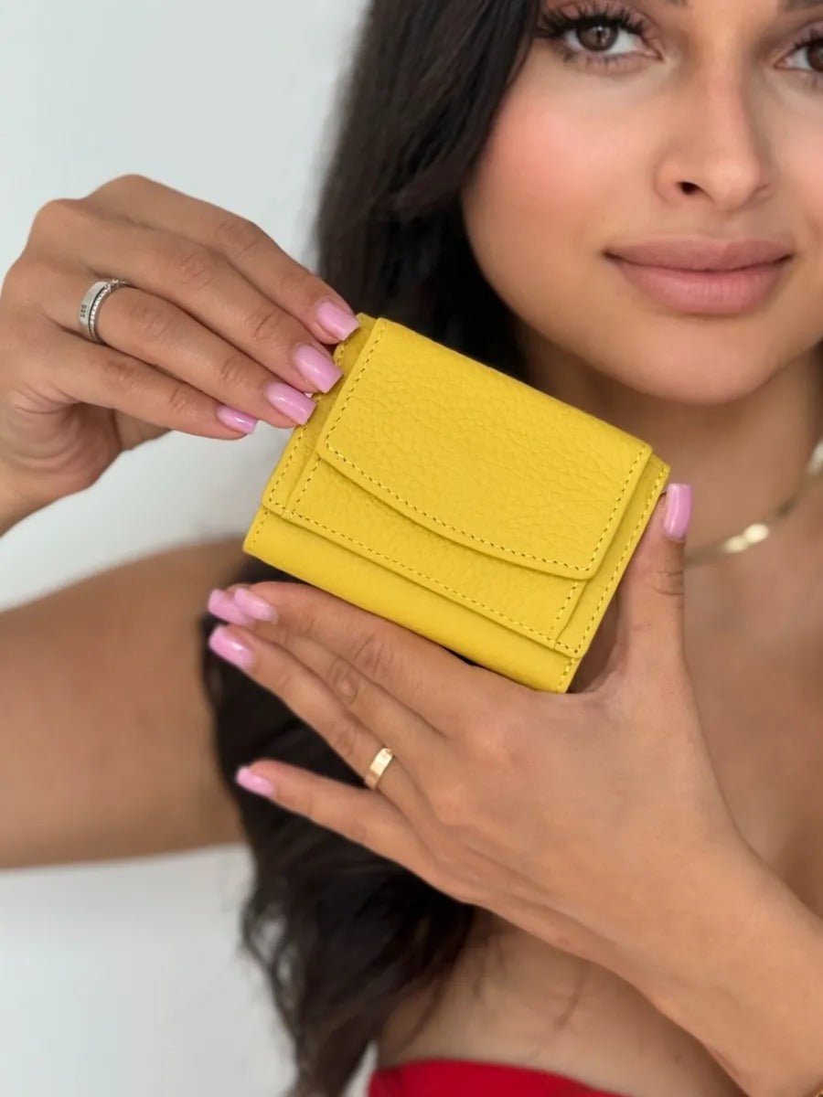 Portefeuille femme compact cuir grainé, protection RFID, porte - cartes pratique, format mini, porte - monnaie intégré, modèle Nadine - Porte - feuille - Jaune