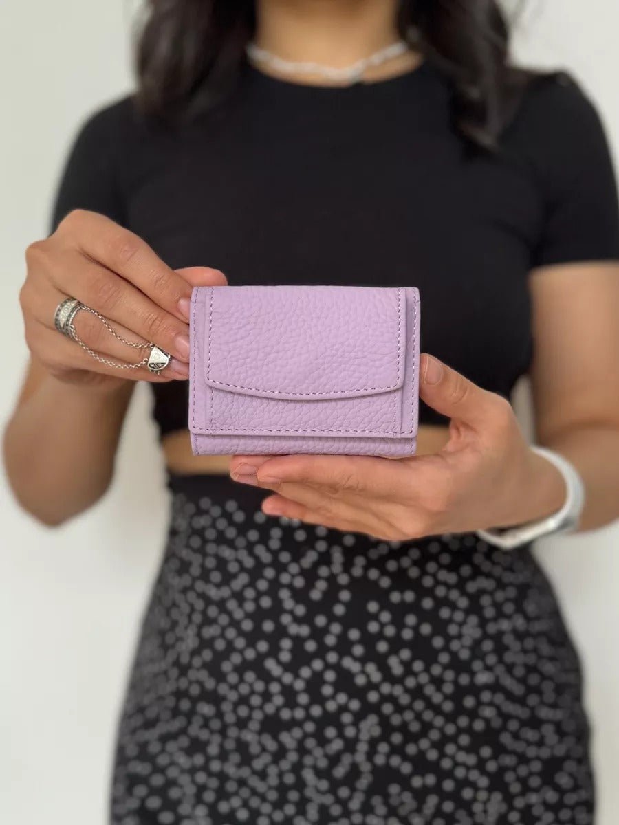 Portefeuille femme compact cuir grainé, protection RFID, porte - cartes pratique, format mini, porte - monnaie intégré, modèle Nadine - Porte - feuille - Lavande