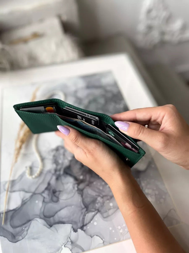 Portefeuille femme compact cuir grainé, protection RFID, porte - cartes pratique, format mini, porte - monnaie intégré, modèle Nadine - Porte - feuille - Vert