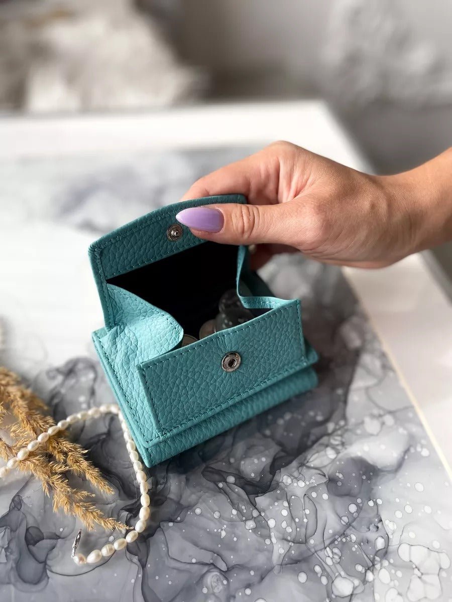 Portefeuille femme compact cuir grainé, protection RFID, porte - cartes pratique, format mini, porte - monnaie intégré, modèle Nadine - Porte - feuille - Bleu