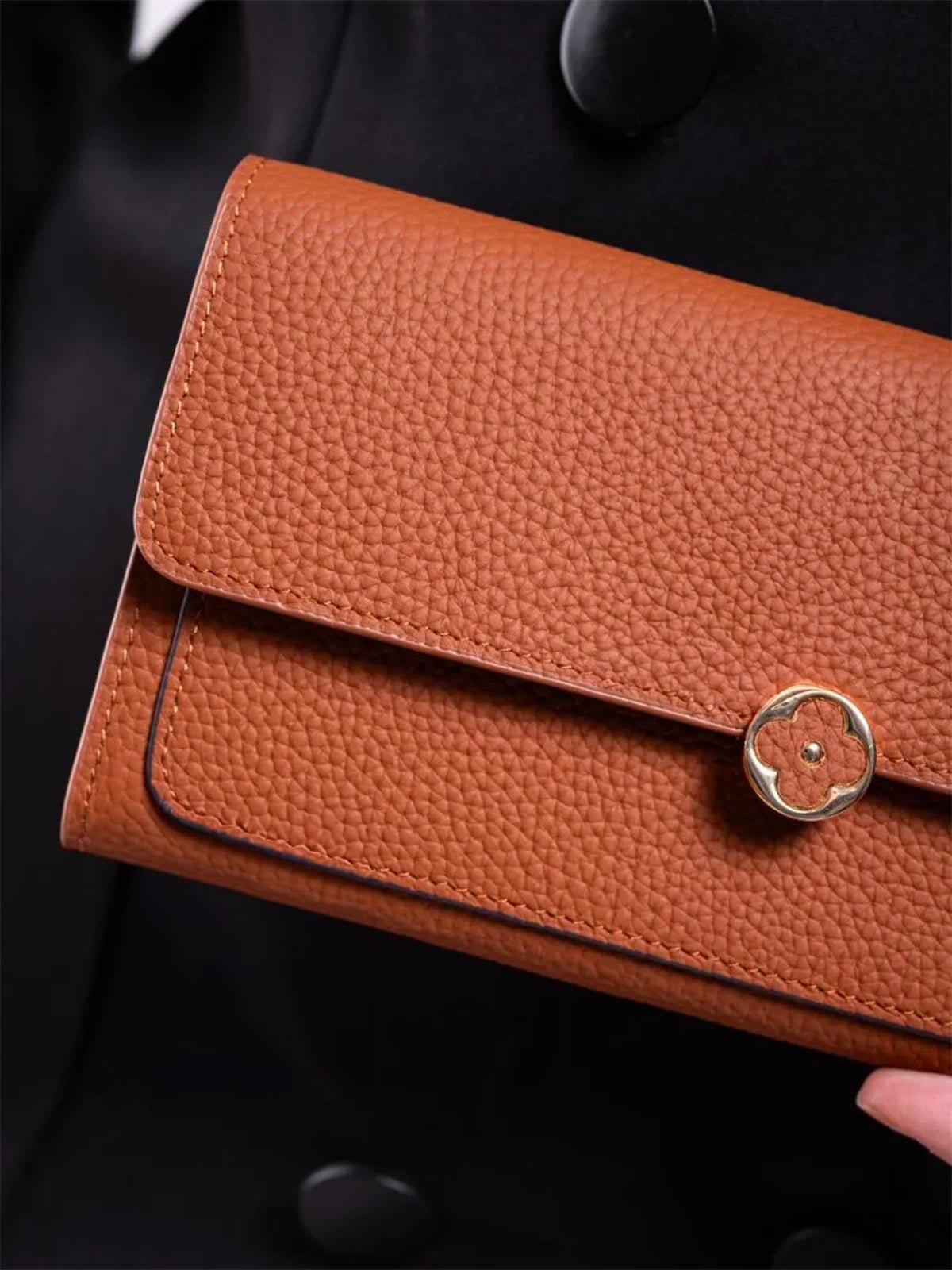 Portefeuille femme cuir, long format, bouton trèfle, multiples rangements, porte - cartes, porte - monnaie, modèle Armance - Porte - feuille - Marron
