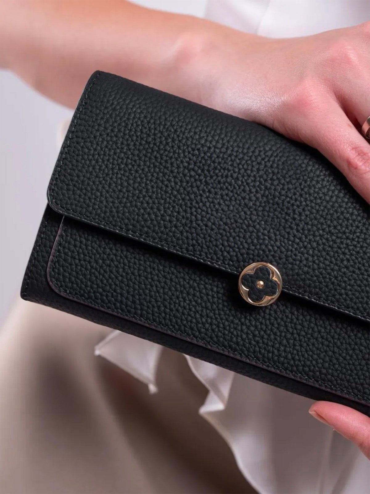 Portefeuille femme cuir, long format, bouton trèfle, multiples rangements, porte - cartes, porte - monnaie, modèle Armance - Porte - feuille - Noir