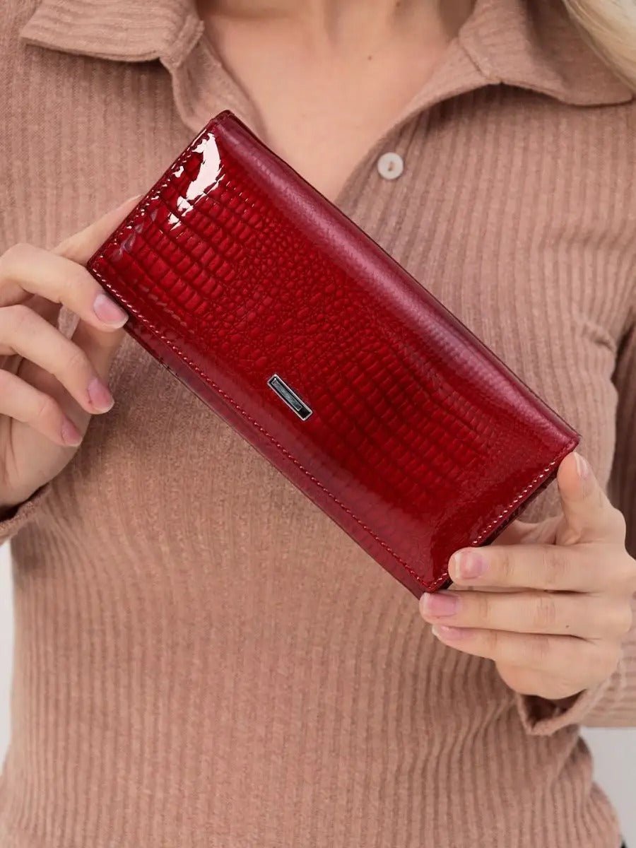 Portefeuille femme cuir verni aspect crocodile, grand format, fermeture aimantée, porte - monnaie intégré, multi - cartes, modèle Felicia - Porte - feuille - Rouge