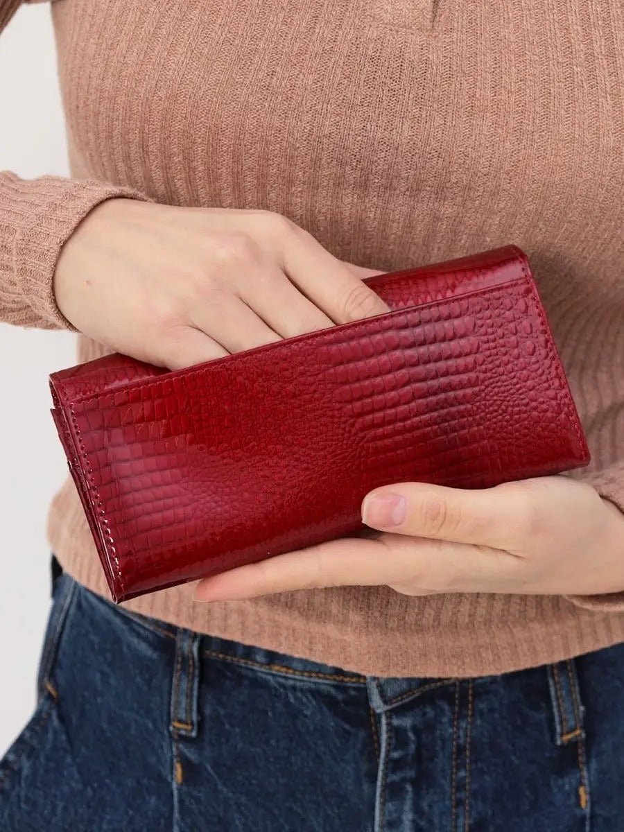 Portefeuille femme cuir verni aspect crocodile, grand format, fermeture aimantée, porte - monnaie intégré, multi - cartes, modèle Felicia - Porte - feuille - Rouge