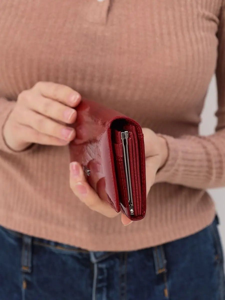 Portefeuille femme cuir verni aspect crocodile, grand format, fermeture aimantée, porte - monnaie intégré, multi - cartes, modèle Felicia - Porte - feuille - Rouge