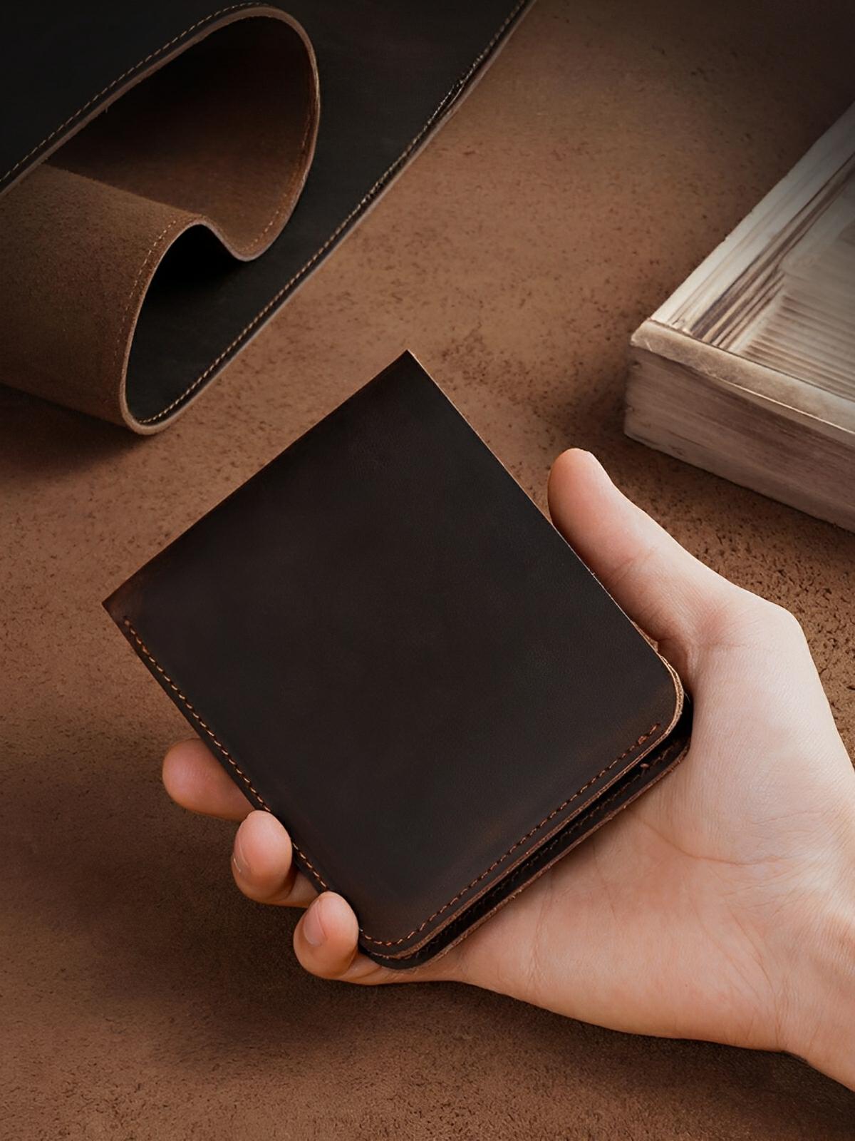 Portefeuille homme en cuir véritable, format compact, design vintage, multiples rangements, couture apparentes, modèle Xaime - Porte - feuille - Café