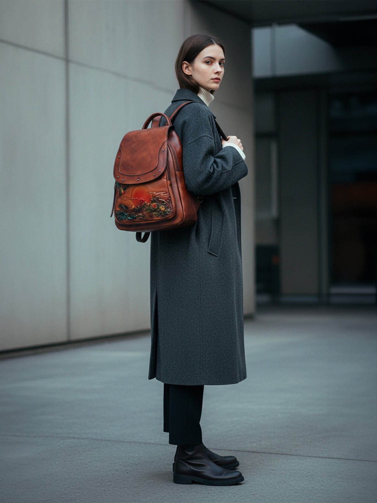 Sac à dos cuir femme, gravure fleurie, grande capacité, style rétro, marron vintage, cuir pleine fleur, sac artistique, modèle Savira - Sac à dos - Camel