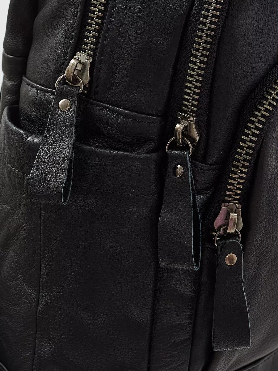 Sac à dos cuir noir femme, format compact, poches zippées, lanières réglables, design urbain, modèle Mana - Sac à dos - Noir