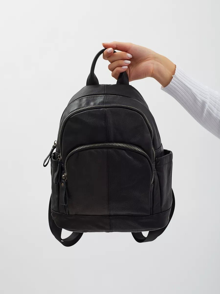 Sac à dos cuir noir femme, format compact, poches zippées, lanières réglables, design urbain, modèle Mana - Sac à dos - Noir