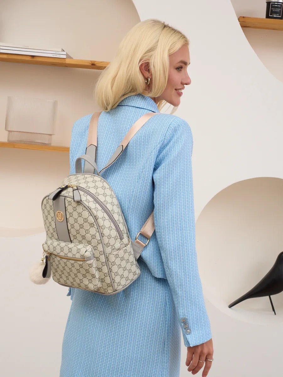 Sac à dos femme, format moyen, simili vegan, usage quotidien, compartiments multiples, design monogramme, modèle Pernelle - Sac à dos - Gris