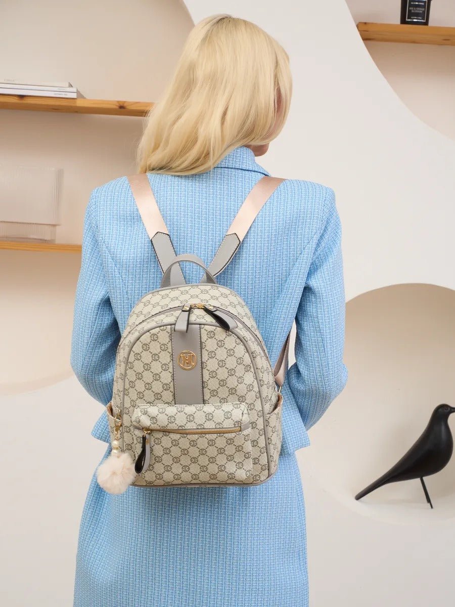 Sac à dos femme, format moyen, simili vegan, usage quotidien, compartiments multiples, design monogramme, modèle Pernelle - Sac à dos - Gris