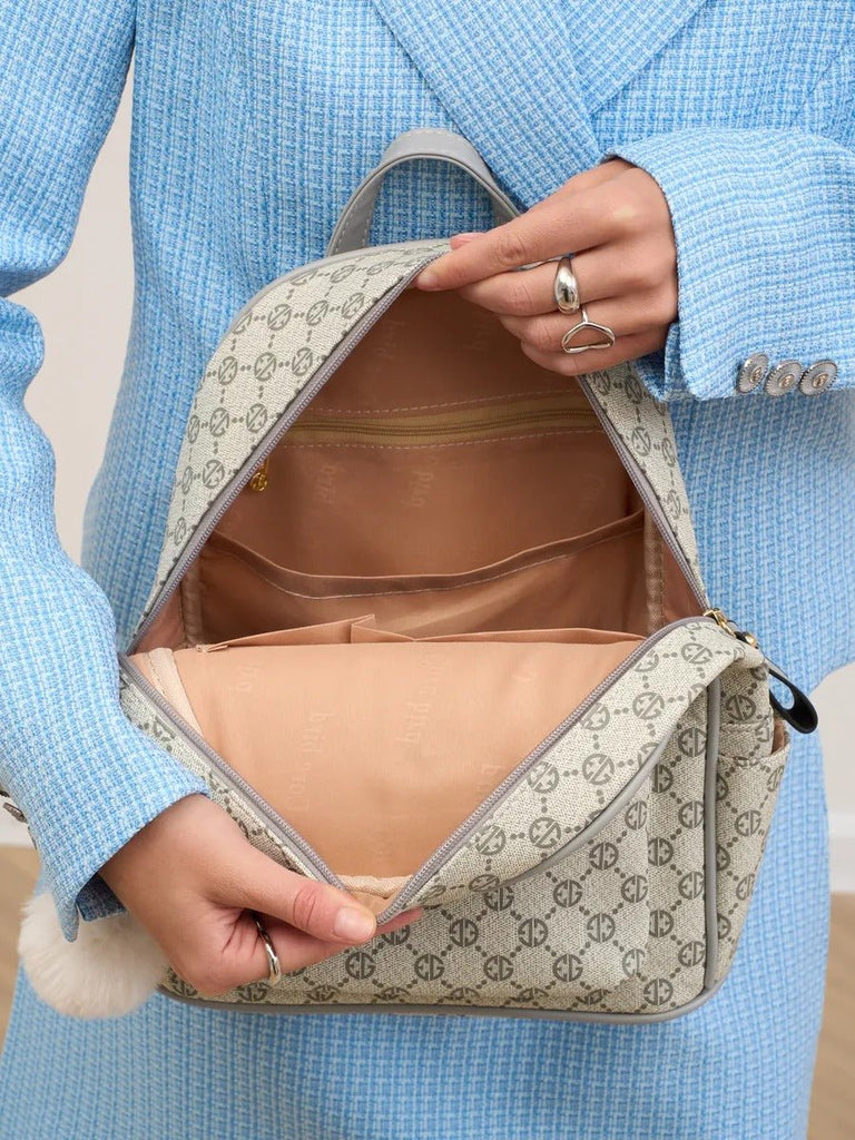 Sac à dos femme, format moyen, simili vegan, usage quotidien, compartiments multiples, design monogramme, modèle Pernelle - Sac à dos - Gris