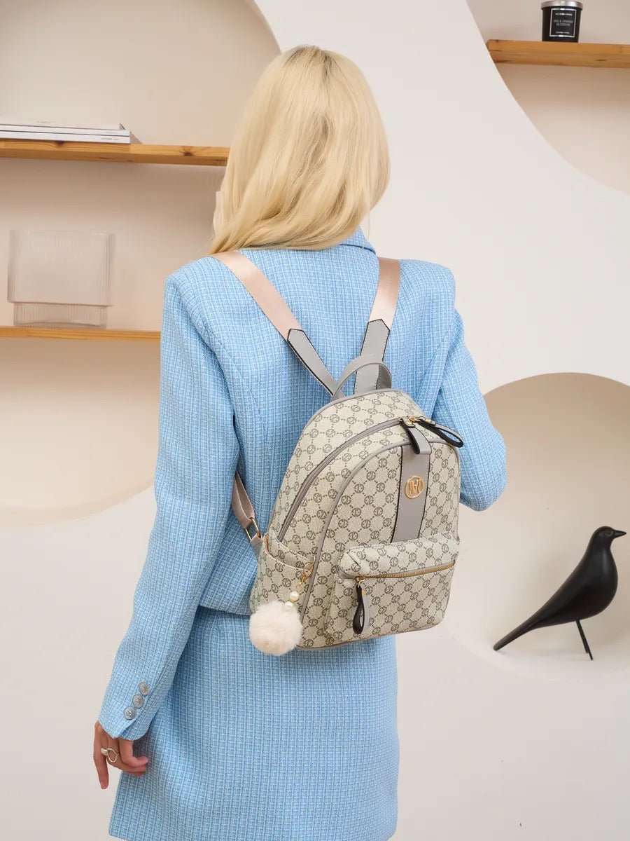 Sac à dos femme, format moyen, simili vegan, usage quotidien, compartiments multiples, design monogramme, modèle Pernelle - Sac à dos - Gris