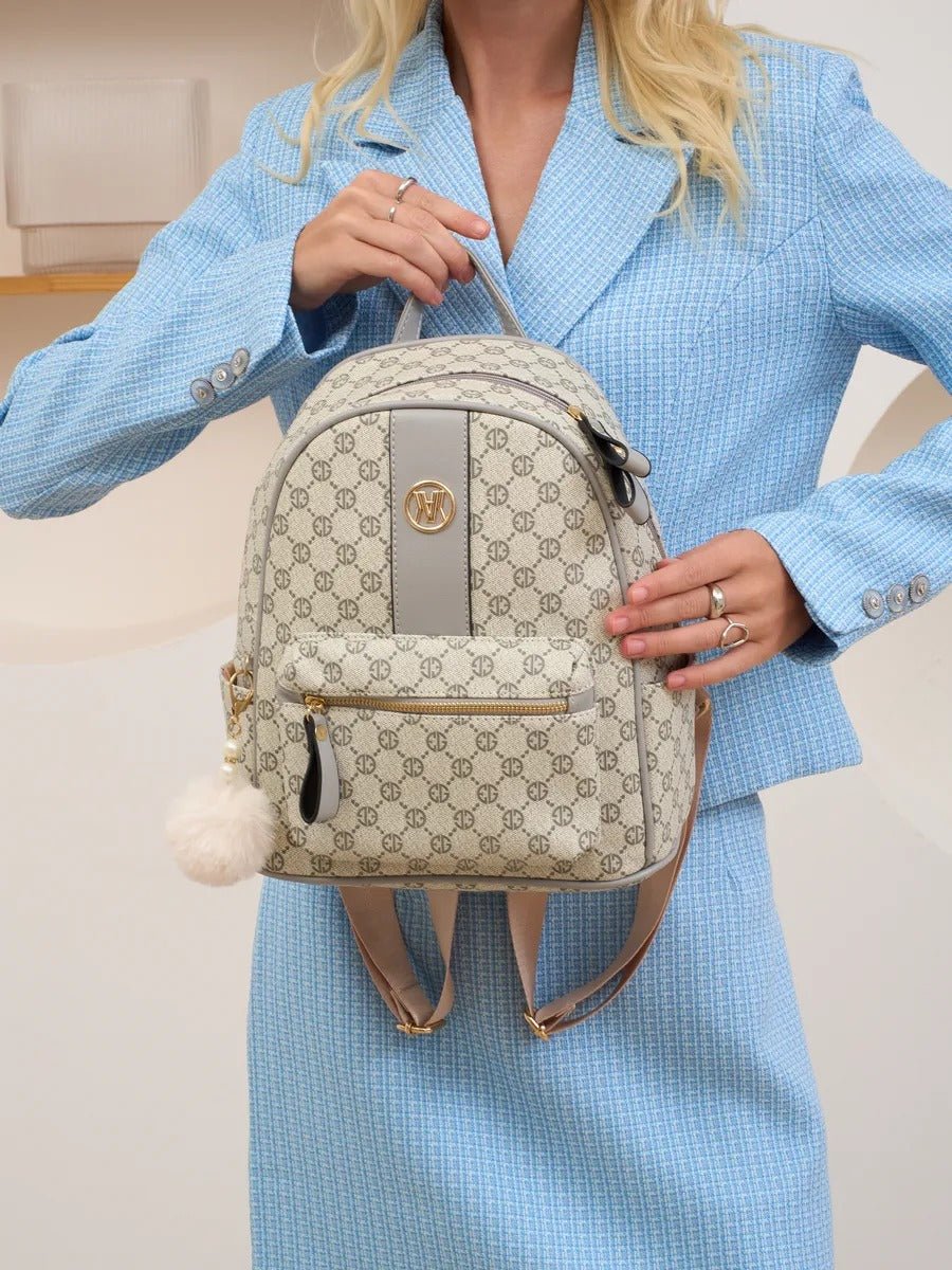 Sac à dos femme, format moyen, simili vegan, usage quotidien, compartiments multiples, design monogramme, modèle Pernelle - Sac à dos - Gris