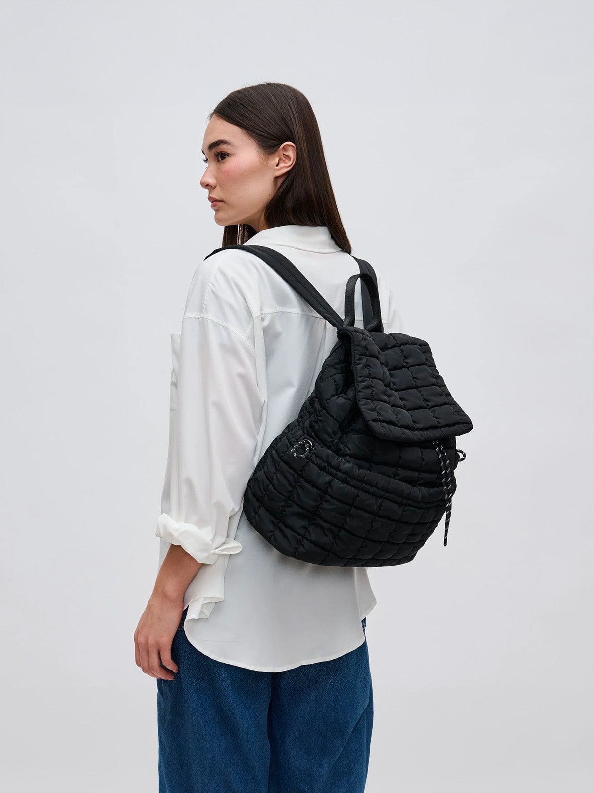 Sac à dos matelassé noir, grand format léger, fermeture lacet et rabat, nylon recyclé, usage quotidien ou voyage, modèle Velta - Sac à dos - Noir