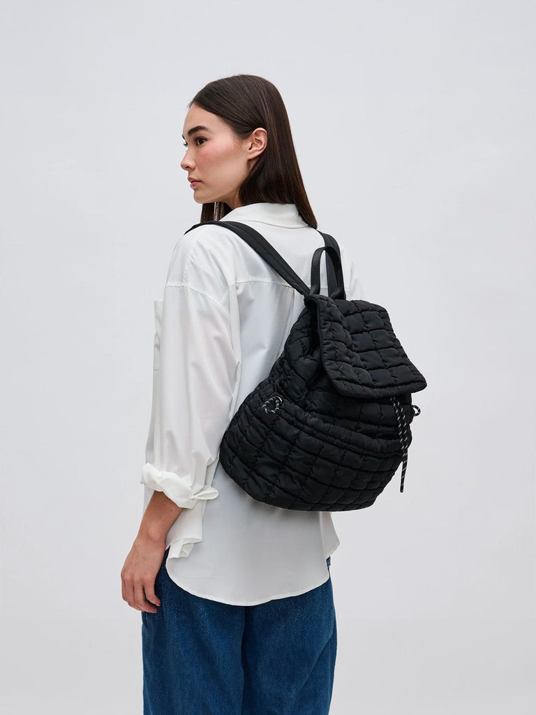 Sac à dos matelassé noir, grand format léger, fermeture lacet et rabat, nylon recyclé, usage quotidien ou voyage, modèle Velta - Sac à dos - Noir