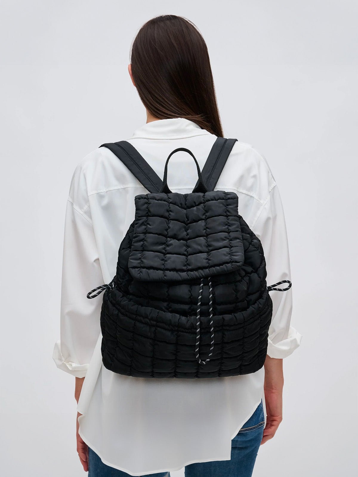 Sac à dos matelassé noir, grand format léger, fermeture lacet et rabat, nylon recyclé, usage quotidien ou voyage, modèle Velta - Sac à dos - Noir