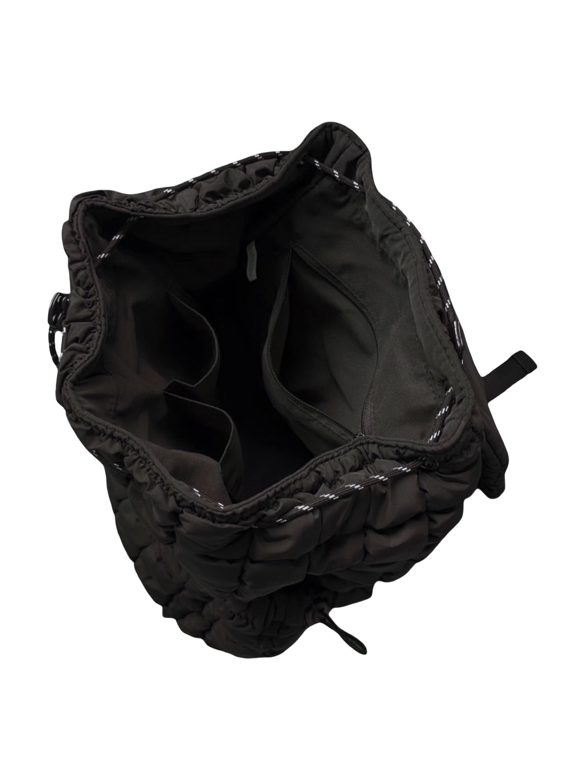 Sac à dos matelassé noir, grand format léger, fermeture lacet et rabat, nylon recyclé, usage quotidien ou voyage, modèle Velta - Sac à dos - Noir