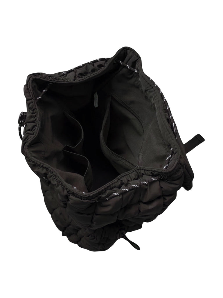 Sac à dos matelassé noir, grand format léger, fermeture lacet et rabat, nylon recyclé, usage quotidien ou voyage, modèle Velta - Sac à dos - Noir