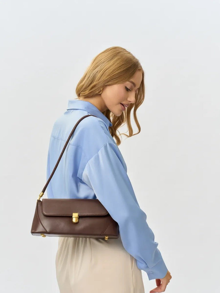 Sac à main baguette femme, sac bandoulière femme, sac épaule vintage, petit sac rigide, sac fermeture dorée, sac chic, modèle Ingrid - Sac à main - Café