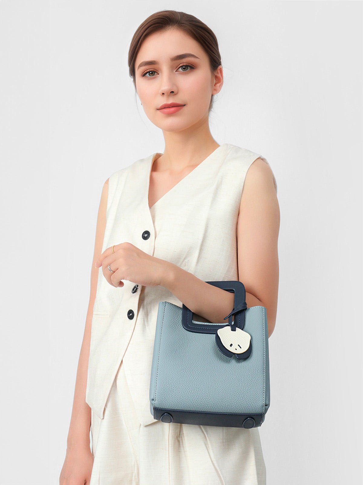 Sac à main bleu en cuir, poignée carrée, bandoulière réglable, format trapèze, charm panda, modèle Katrina - Sac à main - Bleu