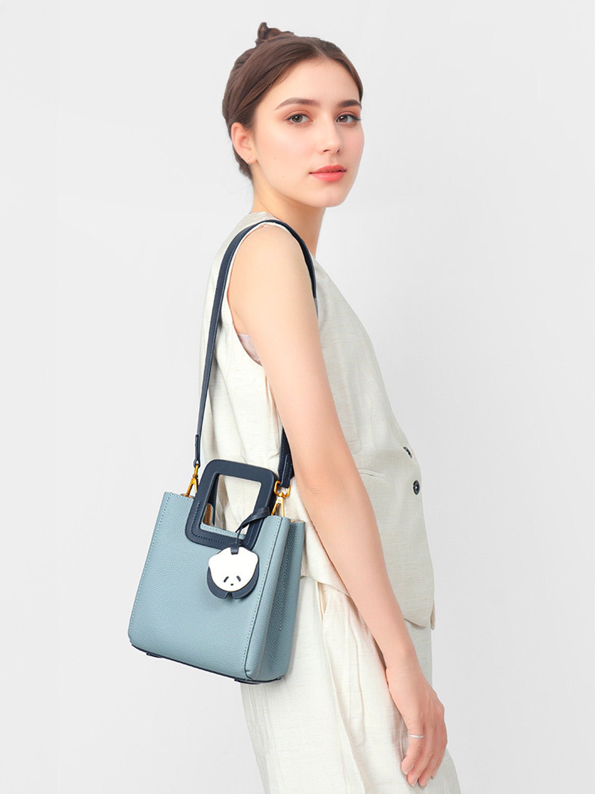 Sac à main bleu en cuir, poignée carrée, bandoulière réglable, format trapèze, charm panda, modèle Katrina - Sac à main - Bleu